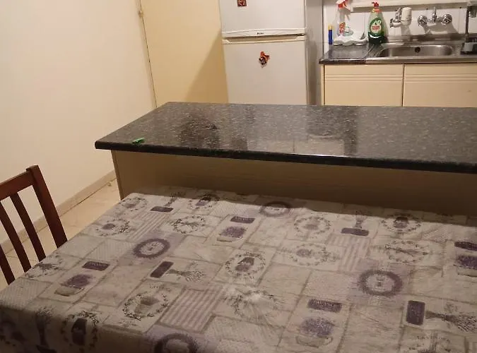 Апартаменти 2 Bedroom In Makenzi